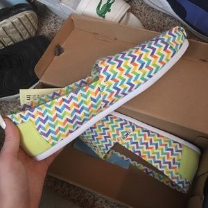 NWT Chevron print Toms